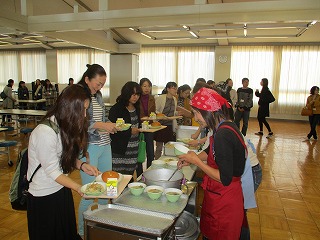 給食試食会配膳の様子